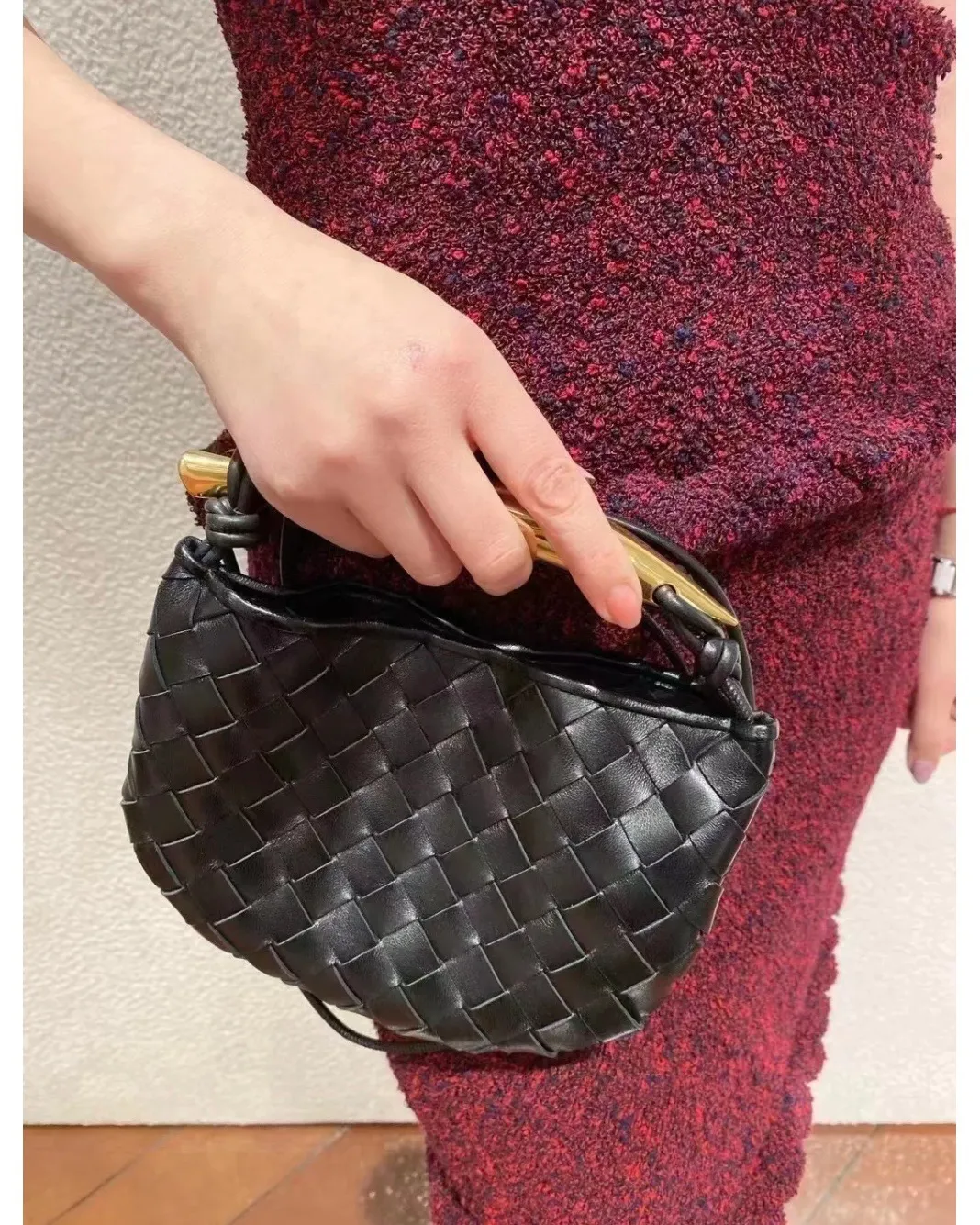 Take it to a party or dinner, it’s just the right amount of luxury and elegance~